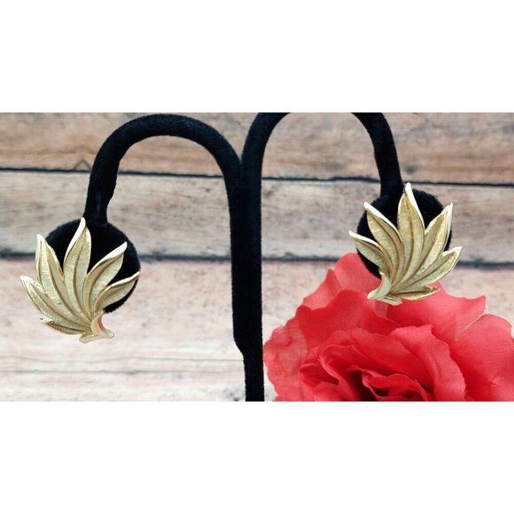 Vintage Crown Trifari Large Clip Earrings Brushed Gold Tone Leaves Feathers - Picture 5 of 7